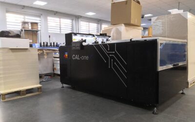 Pierw­sza in­sta­la­cja półau­to­ma­tu do kle­je­nia ka­len­da­rzy trój­dziel­nych CAL-o­ne mi­ni
