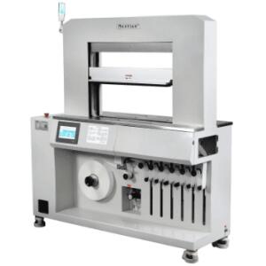 Banderolownica WK06-50C1TP-7045 to nowoczesne urządzenie do banderolowania opakowań z tektury falistej, wyposażone w system podawania próżniowego. Dzięki solidnej konstrukcji i wysokiej wydajności, idealnie nadaje się do automatyzacji procesów pakowania w różnych branżach, zwiększając efektywność i precyzję.