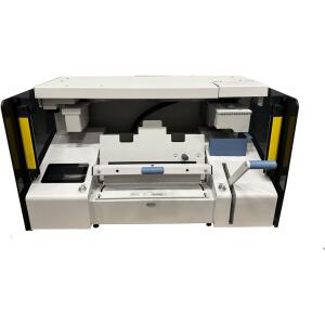 Bindownica PUREVA SMART CUBE to nowoczesne urządzenie do bindowania dokumentów, które zapewnia wysoką wydajność i łatwość obsługi. Idealna do profesjonalnych drukarni i biur, bindownica gwarantuje trwałe i estetyczne wykończenie, usprawniając proces bindowania.