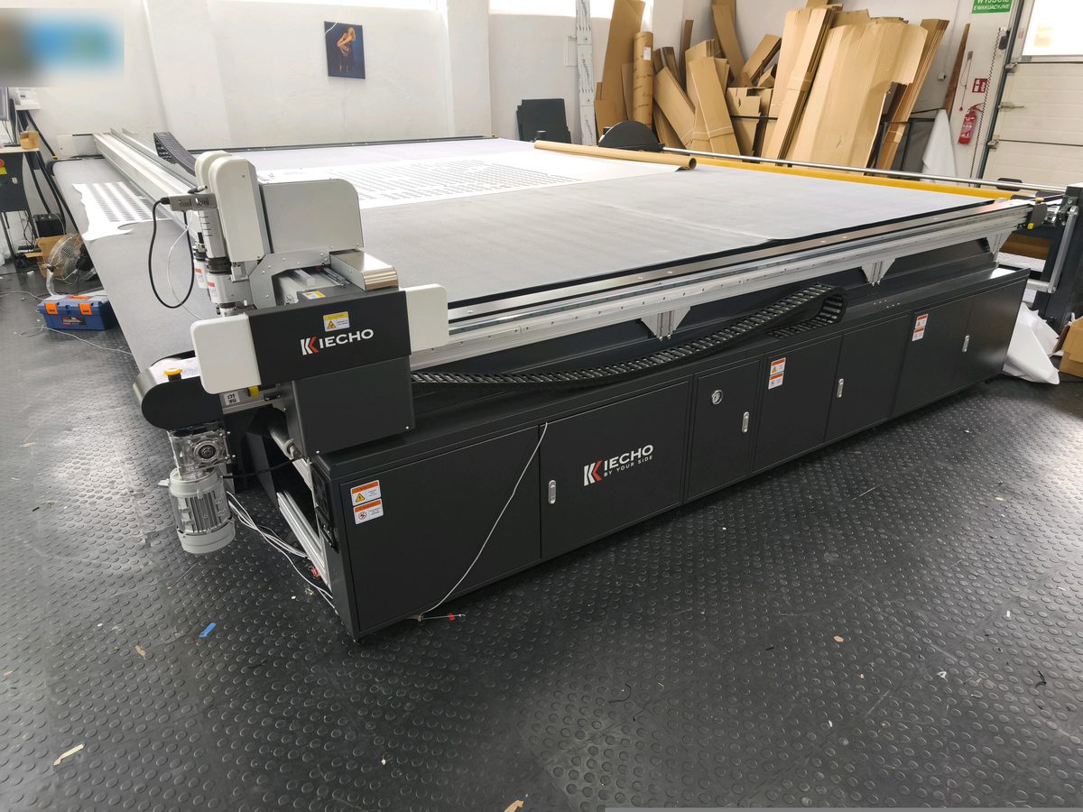 Ploter iEcho TK4S o polu roboczym 5100 x 3500 mm po instalacji w drukarni